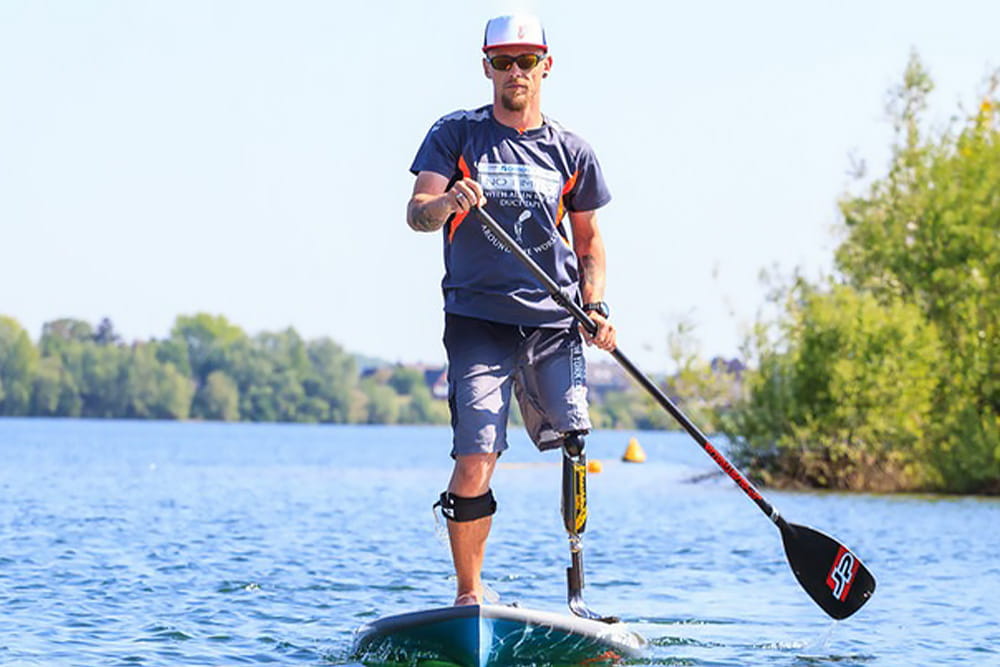 Ein Prothesenträger auf einem Stand-Up-Board