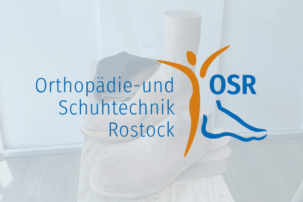 Holzfüße und Leder liegen auf einem kleinen Tisch zur Präsentation. Über das Bild ist das Logo der OSR Orthopädie & Schuhtechnik Rostock gelegt.