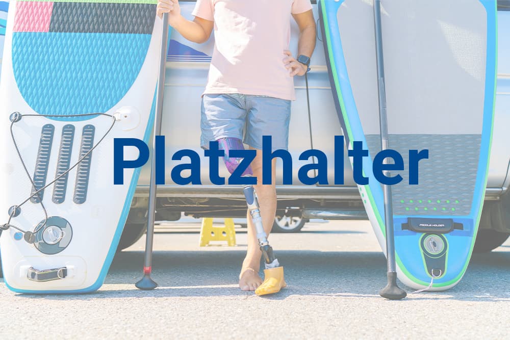 Zwei Wanderer sind in den Bergen unterwegs, einer von ihnen trägt eine Kniebandage