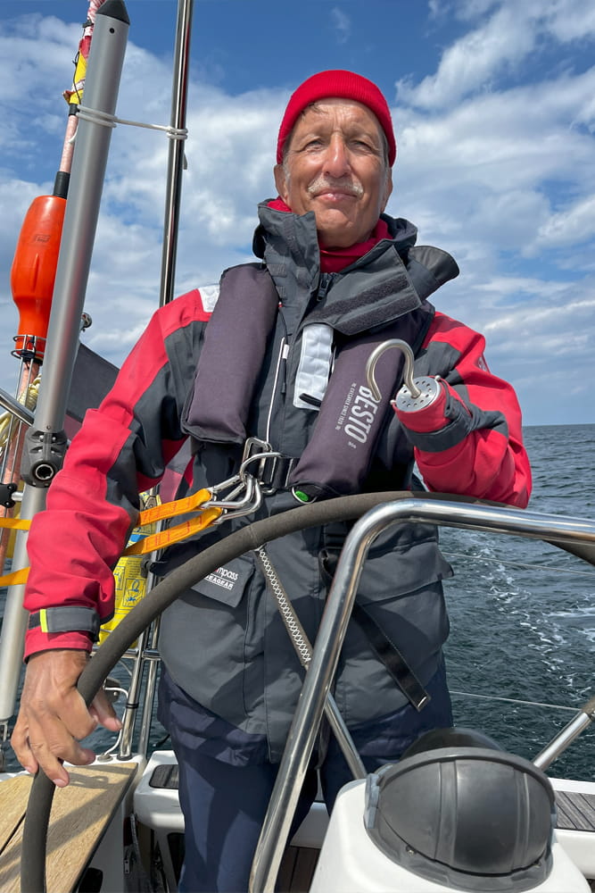 Christian Wolschon ist auf hoher See auf einem Schiff und trägt seinen Hook, seinen Greifhaken am Prothesenarm.