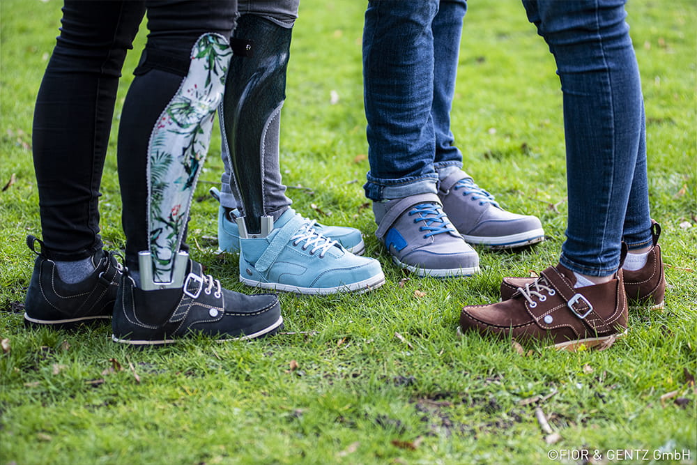 Eine Gruppe von Menschen steht zusammen und alle tragen Orthesenschuhe.