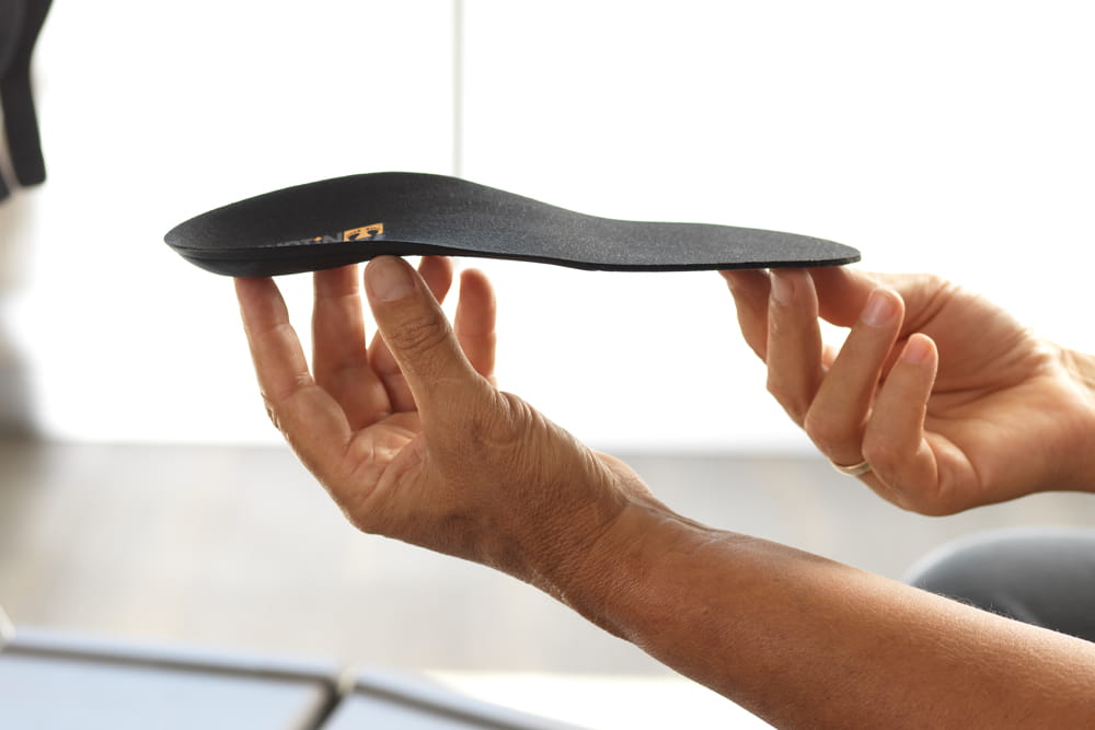 Ein Mann hält eine Einlage von Jurtin in der Hand.