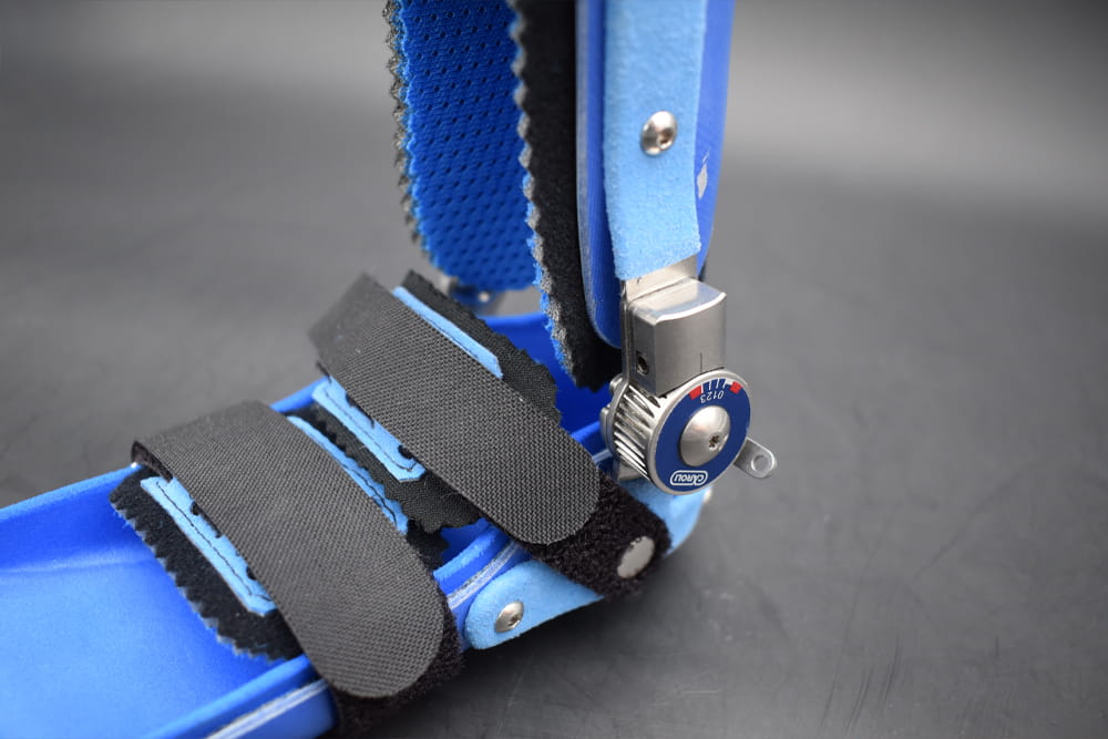 Nahaufnahme einer Kinderorthese zeigt die Klettverschlüsse und ein Stellgelenk.