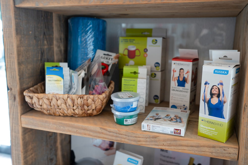 Ein Blick in ein Regel im Sanitätshaus, darin sind verschiedene Hilfsmittel zu sehen, die man direkt vor Ort kaufen kann.